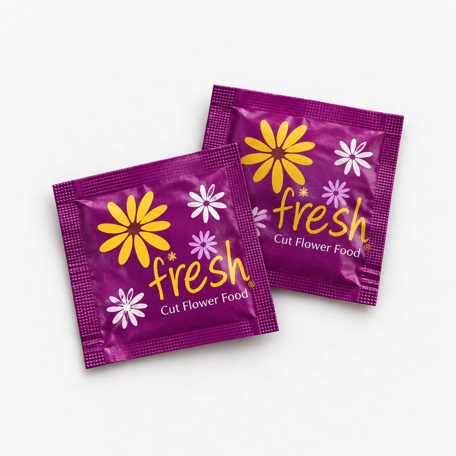 Dos sobres morados de nutrientes para las flores.