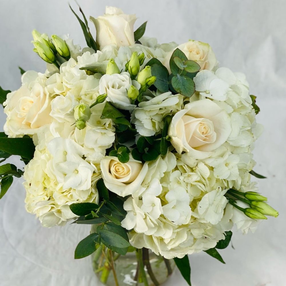 Purity and Elegance: White Roses Delivered to Your Door