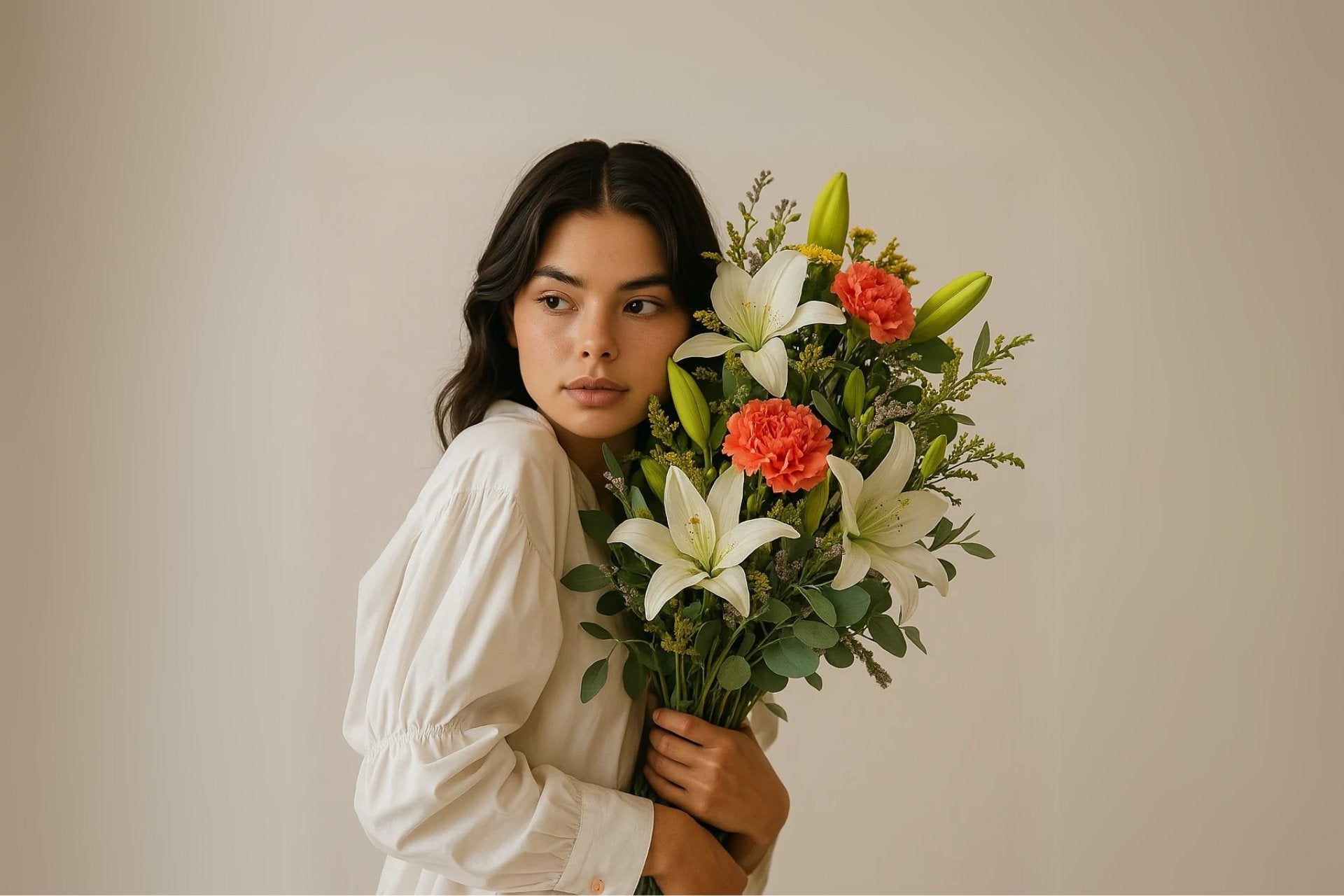 joven guapa sosteniendo el ramo emma de persa flores