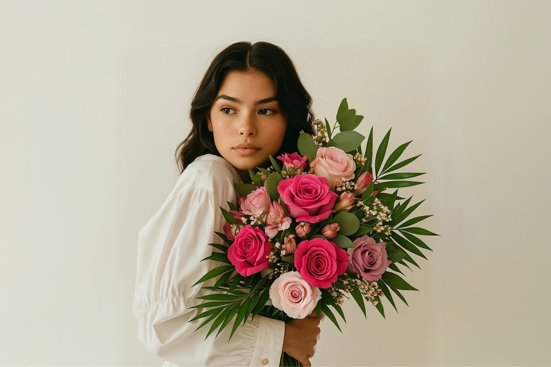 Flores a domicilio en España: Mujer con ramo elegante de rosas variadas en tonos rosas y lilas, elaborado por Persa Flores