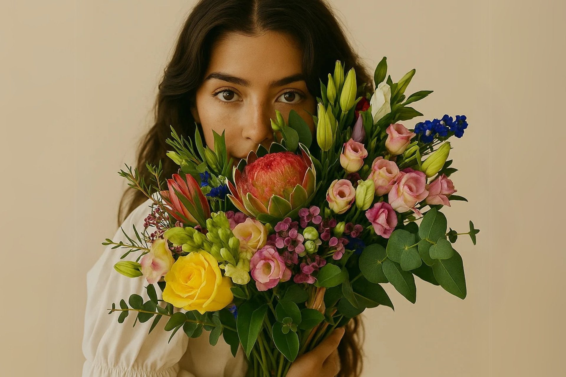 Arreglo floral colorido y elegante creado especialmente para regalar en el Día de la Madre, diseñado con flores frescas por Persa Flores.