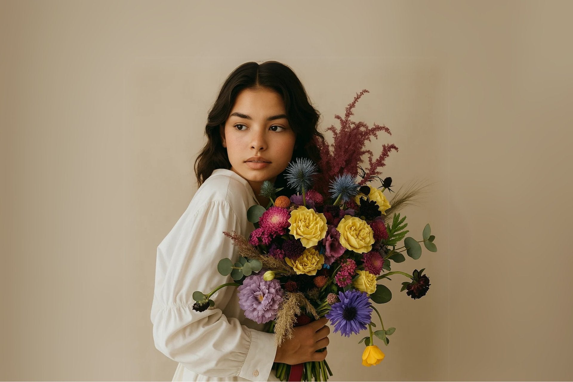 Mujer sosteniendo un ramo artesanal de flores frescas y coloridas de Persa Flores, ideal para regalar en ocasiones especiales.
