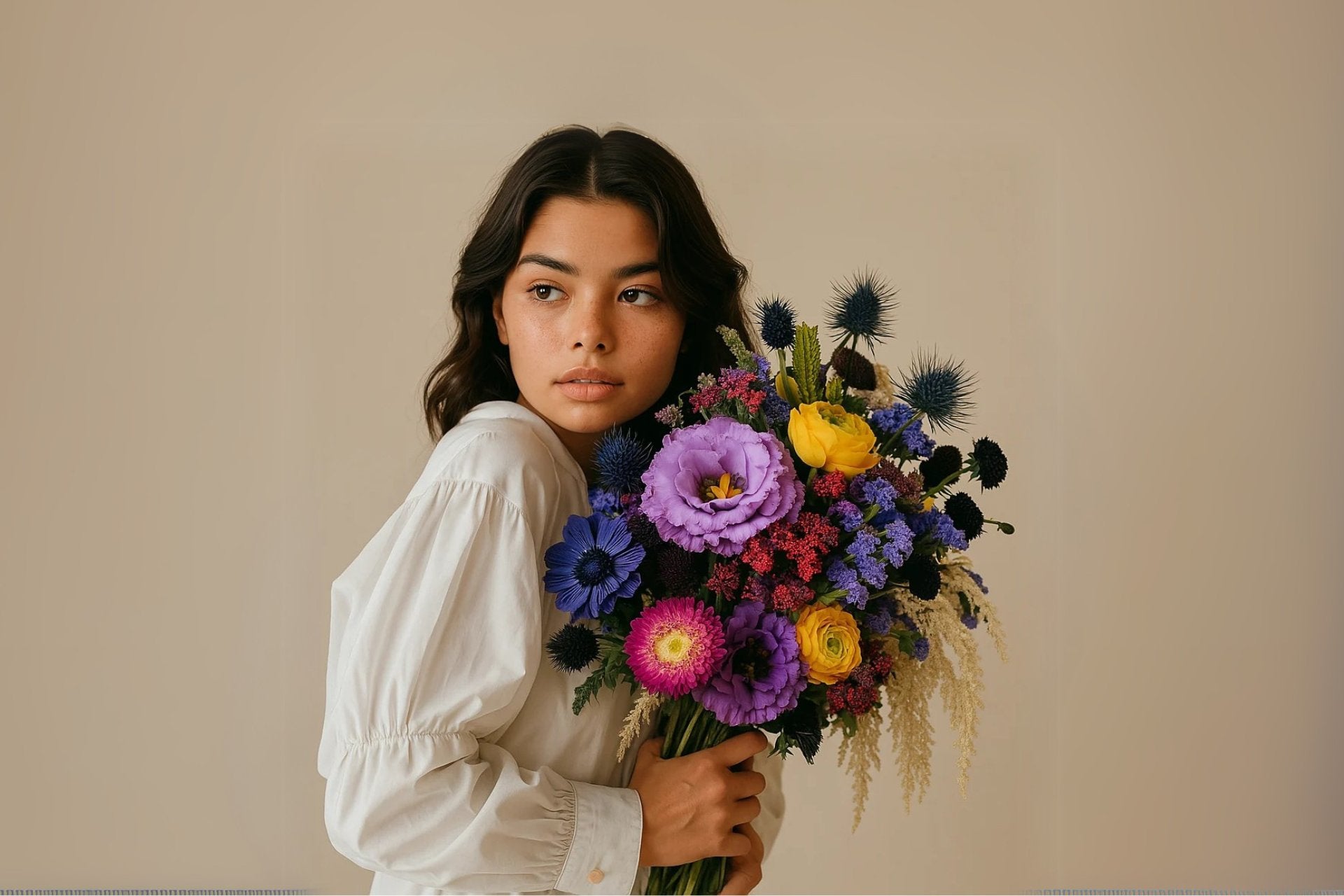 chica guapa sosteniendo un ramo de flores azules de persa flores