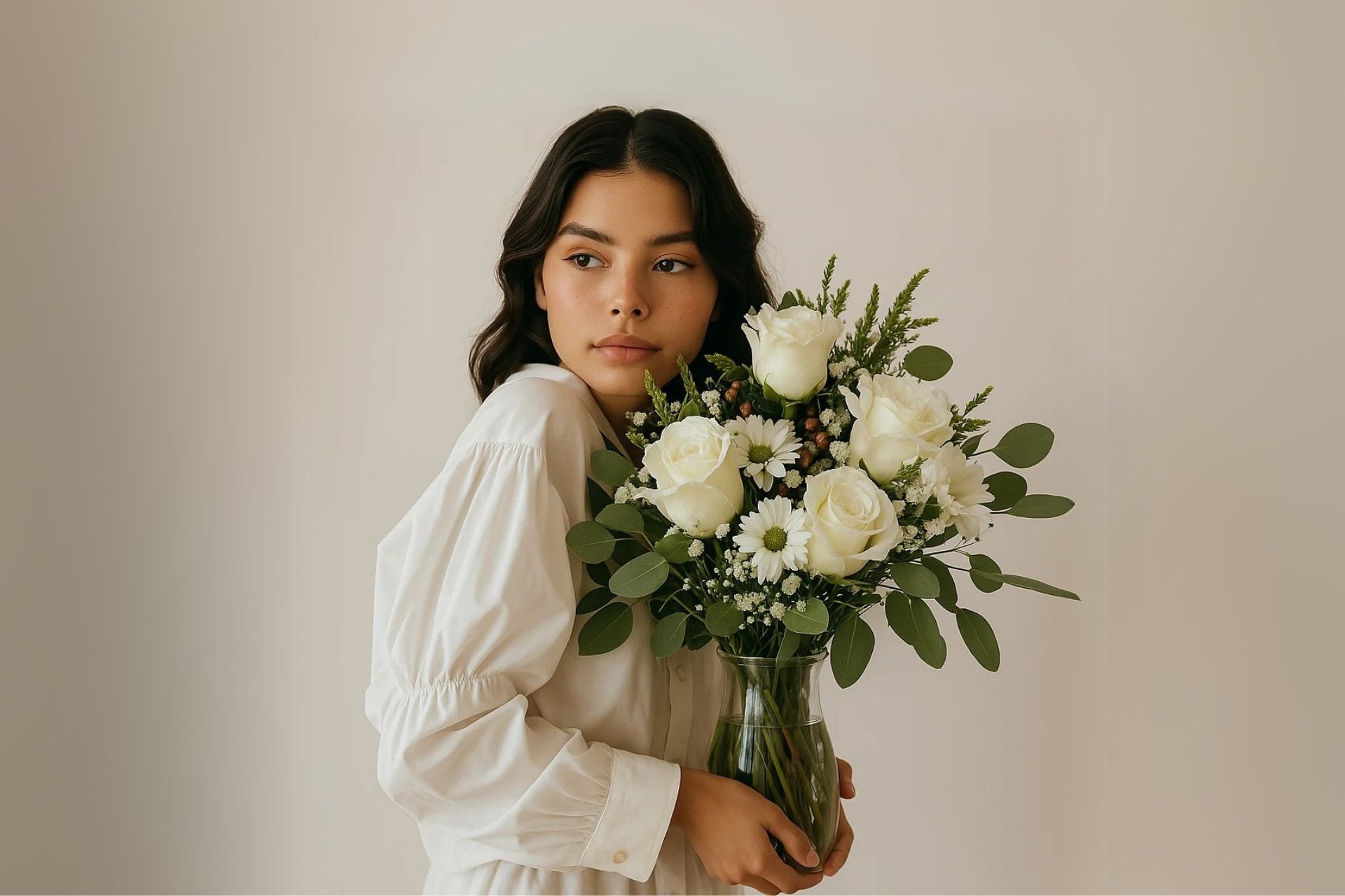 chica guapa sosteniendo un ramo de rosas blancas y margaritas  de persa flores