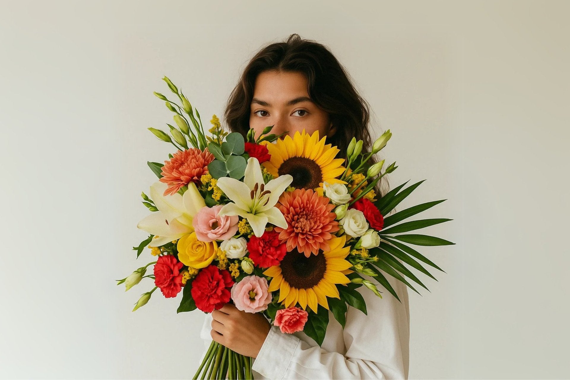 Mujer sosteniendo alegre ramo de girasoles frescos, ideal para transmitir energía positiva, regalar alegría o decorar espacios luminosos con Persa Flores.