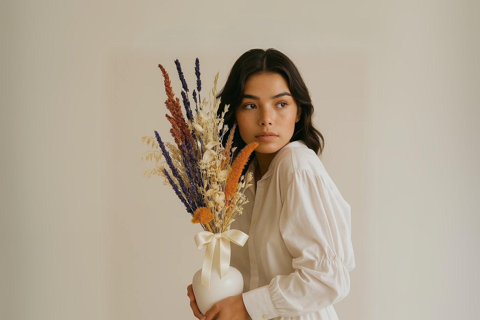 joven guapa sosteniendo el ramo de flores preservadas Jupiter de persa flores