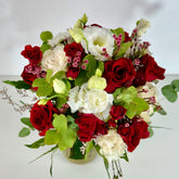 Alma | Ramo de Rosas Roja, Roja Spray, Lisianthus blanco y Eucalipto. - Persa Flores