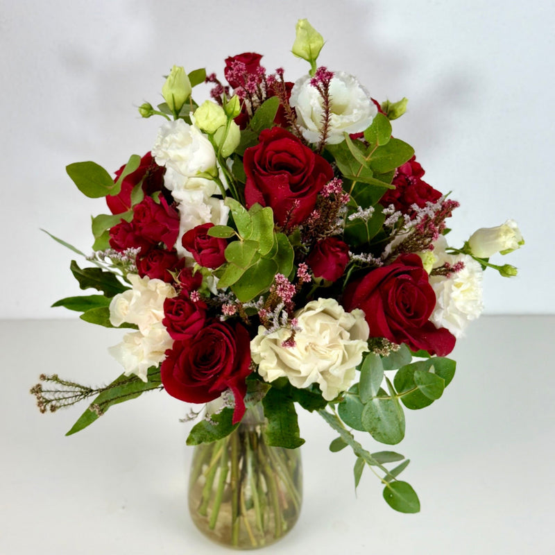 Alma | Ramo de Rosas Roja, Roja Spray, Lisianthus blanco y Eucalipto. - Persa Flores