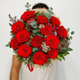 Amor | Ramo de Rosas Rojas, Eucalipto y Verdes Varios - Persa Flores
