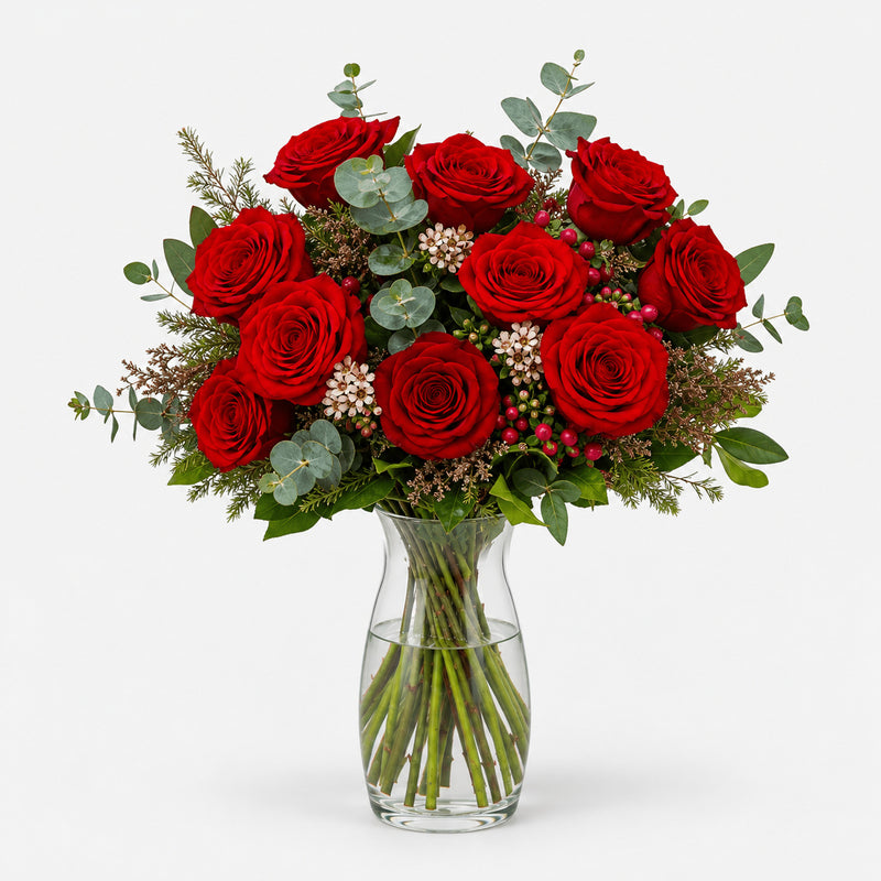 Ramo Amor de rosas rojas con eucalipto, bayas y flores de relleno en jarrón de cristal Sakura.