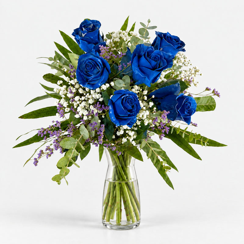 Ramo Azulona de seis rosas azules con paniculata, limonium y eucalipto en jarrón de cristal Sakura.