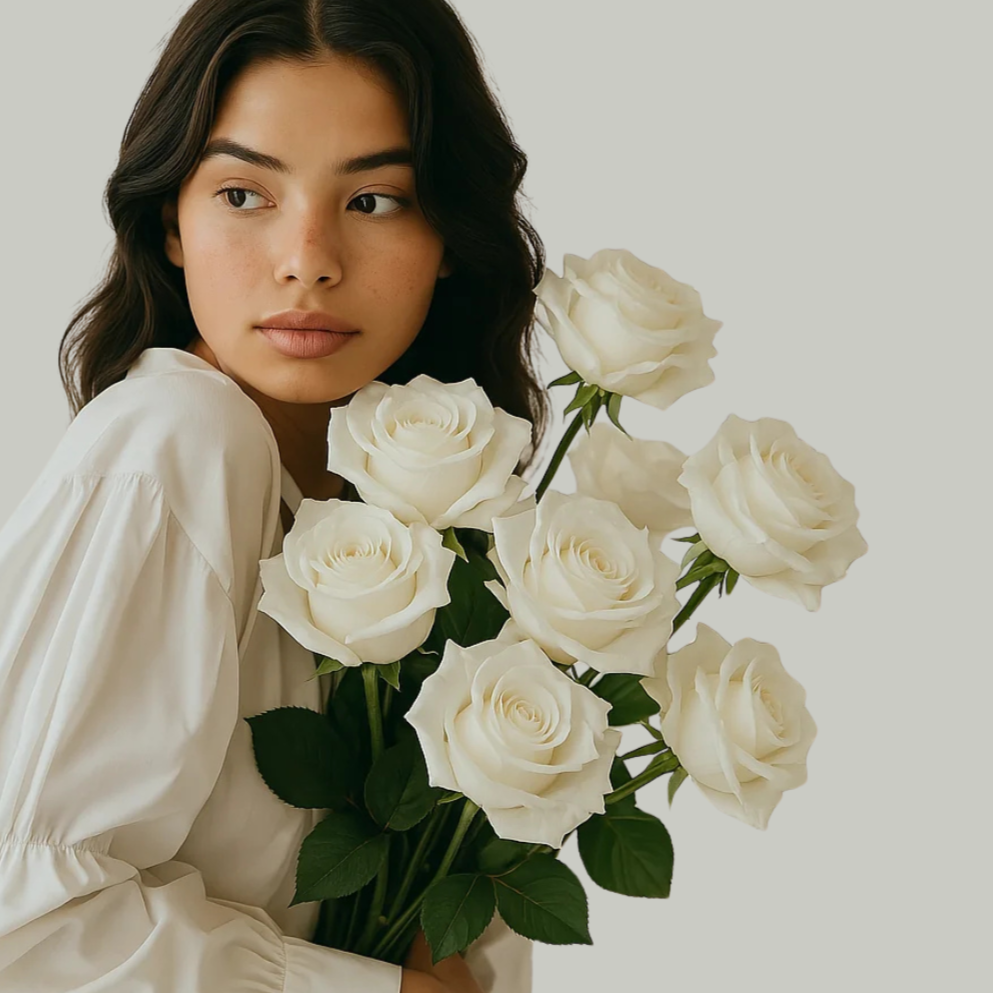 Mujer sosteniendo elegante ramo de rosas blancas frescas, ideal para regalo romántico, celebración especial o decoración refinada de Persa Flores.