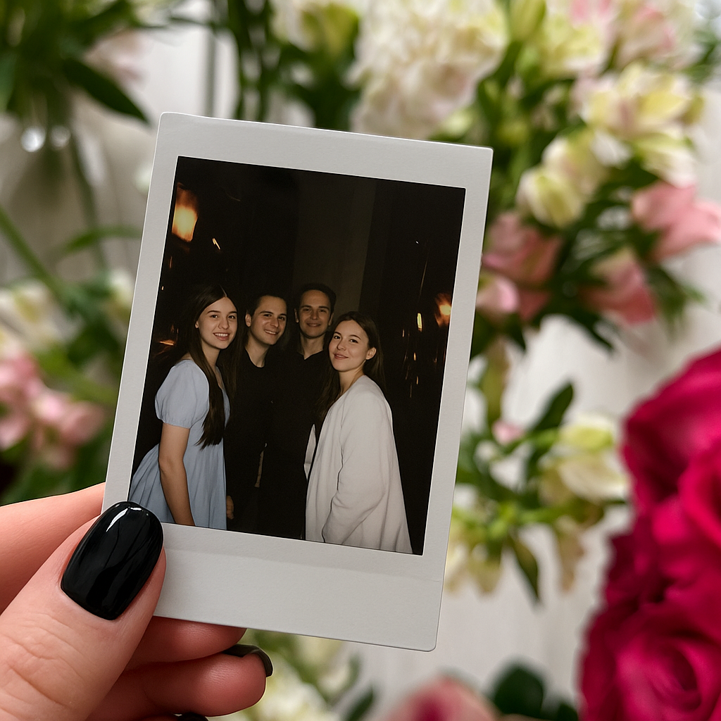 Foto Instax personalizada, detalle romántico y original que acompaña un ramo de Persa Flores.