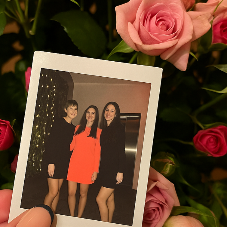 Foto Instax personalizada para recordar momentos especiales con tu ramo de flores Persa Flores.