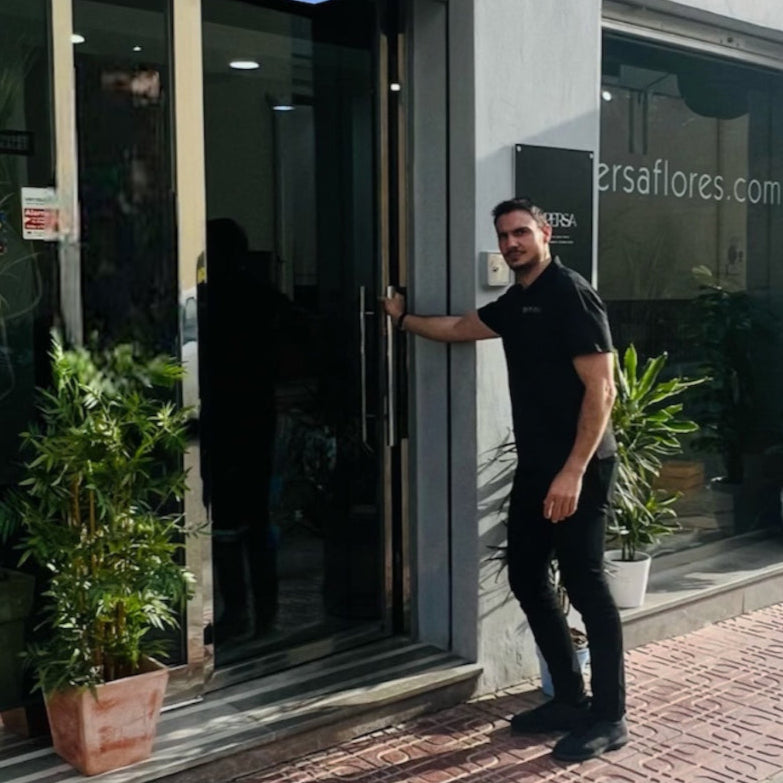 José, segunda generación de floristas en Persa Flores, frente a la tienda en Almería