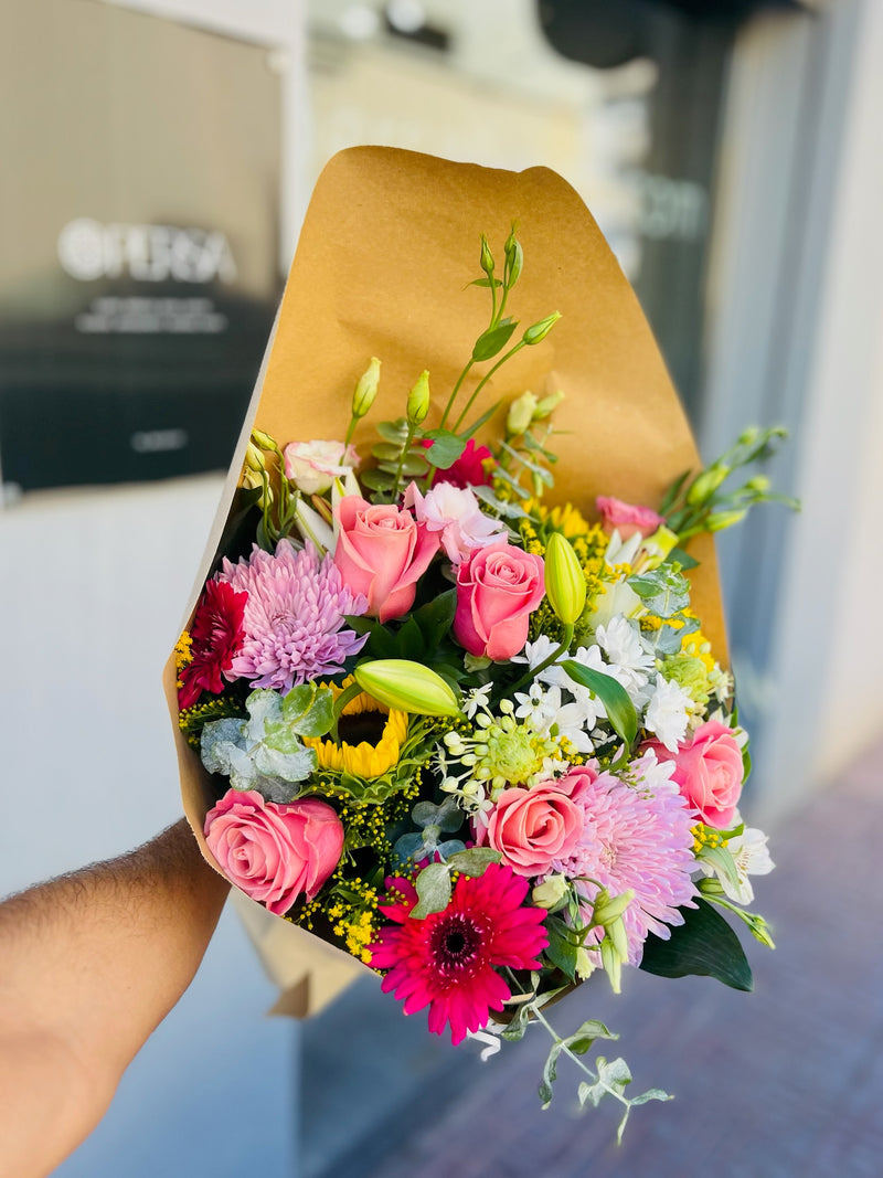 Ramo mixto de temporada, fotografiado en nuestra floristería antes de salir