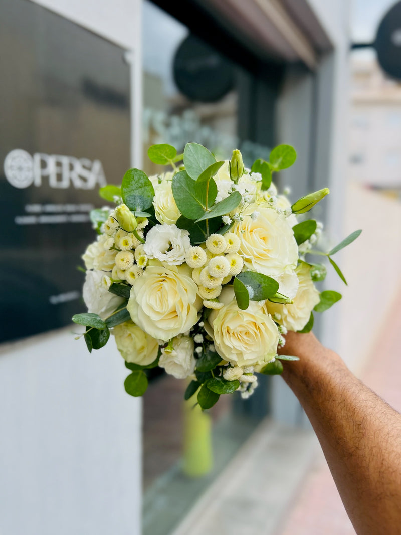 Ramo de novia en rosa blanca, fotografiado en nuestra floristería antes de salir