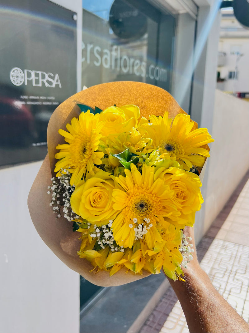 Ramo amarillo de gerberas y rosas, fotografiado en nuestra floristería antes de salir