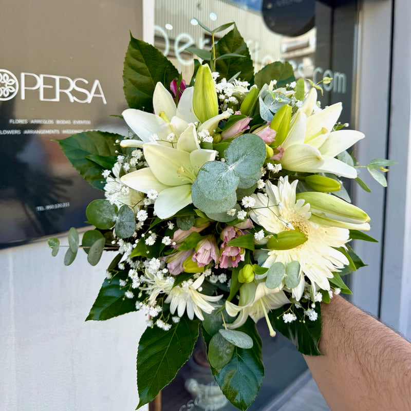 Ramo de lirios blancos, lisianthus y gerbera, fotografiado en nuestra floristería antes de salir