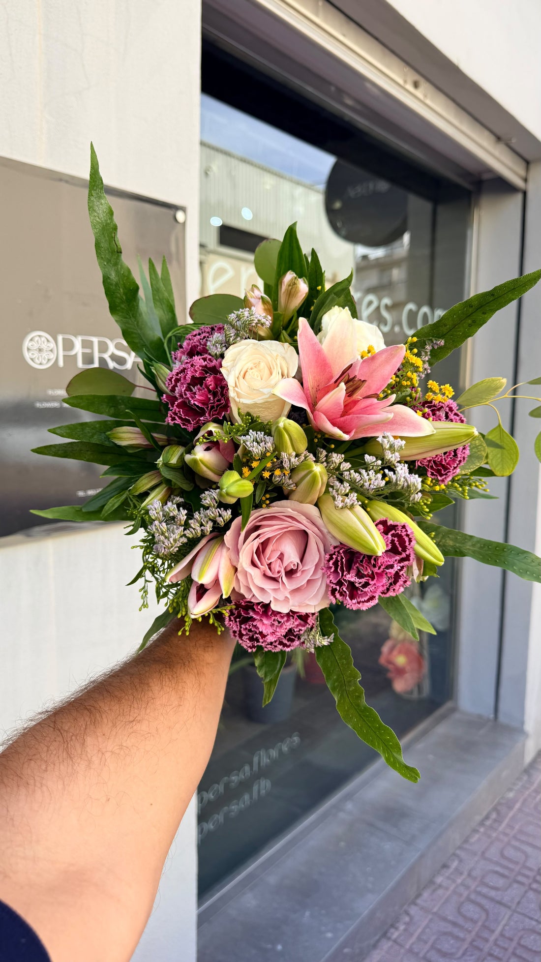 Ramo Nadia preparado en Persa Flores y fotografiado delante de la tienda