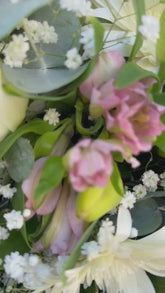 Video breve mostrando el Ramo Serenidad con envoltura estilo coreano y lazo rosa