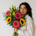 Ramo Alegría – Gerbera Rosa, Girasoles y Lilium Blanco — regalo de flores para cumpleanos | Persa Flores