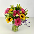 Ramo Alegría – Gerbera Rosa, Girasoles y Lilium Blanco — detalle de girasoles en tonos amarillo | Persa Flores