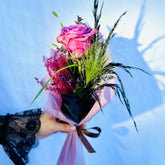 Seducción Oscura | Rosa Morada con Plumas - Persa Flores