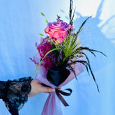 Seducción Oscura | Rosa Morada con Plumas - Persa Flores