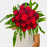 18 Rosas Rojas con Hojas - Persa Flores